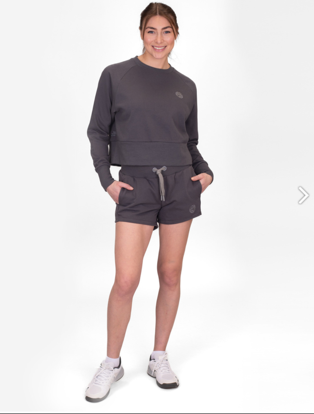 Frau mit Kürzerer und modern kastiger Schnitt, mit Raglanärmeln machen diesen weichen Baumwollsweater zum Everyday-Piece.