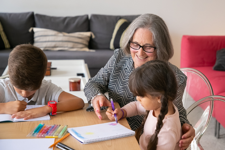 Zeit mit Kindern: Wie Seniorinnen als „Leih-Oma“ Familien unterstützen 