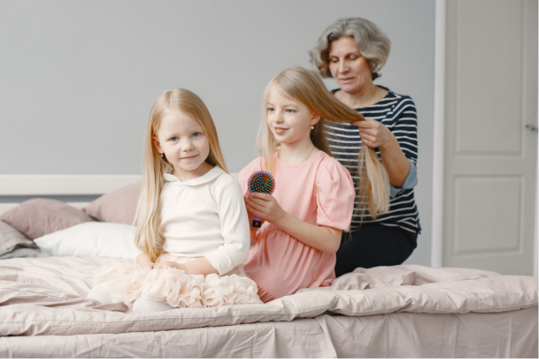 Leih-Oma spielt mit 2 Kindern