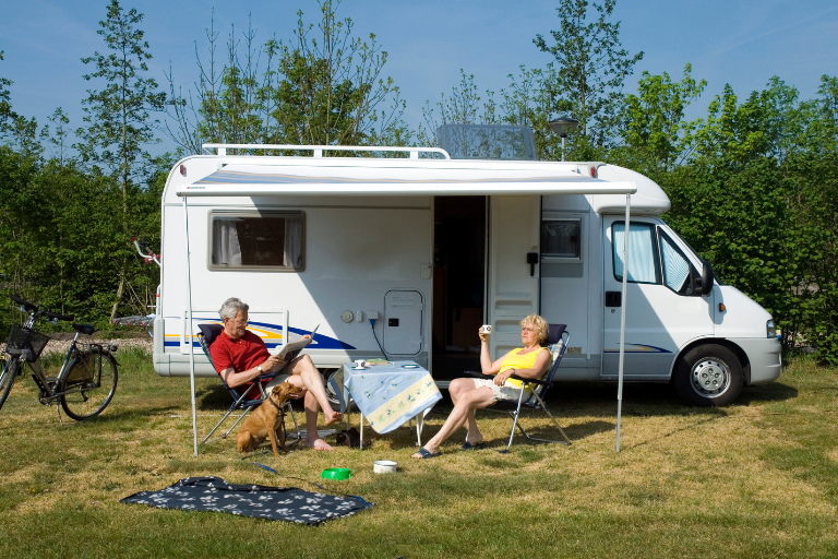Senioren vor Camper von CamperDays