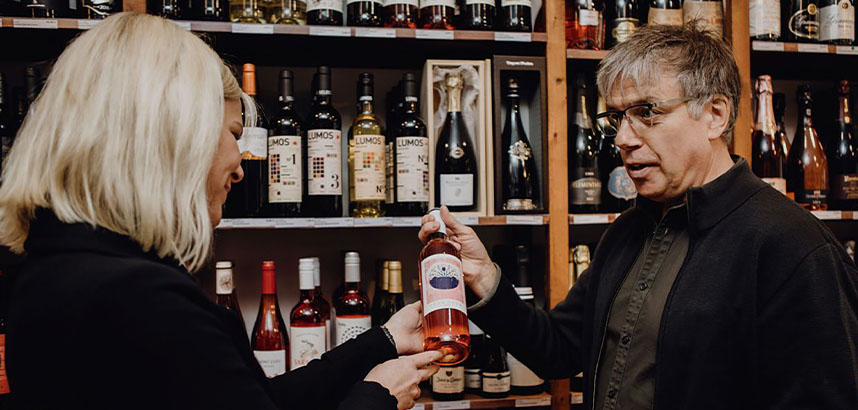 Seniorin kauft Wein bei vinos.de